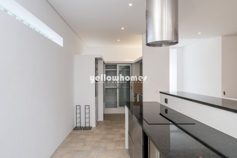 Propriedade clássica-moderna com casa de hóspedes e piscina 